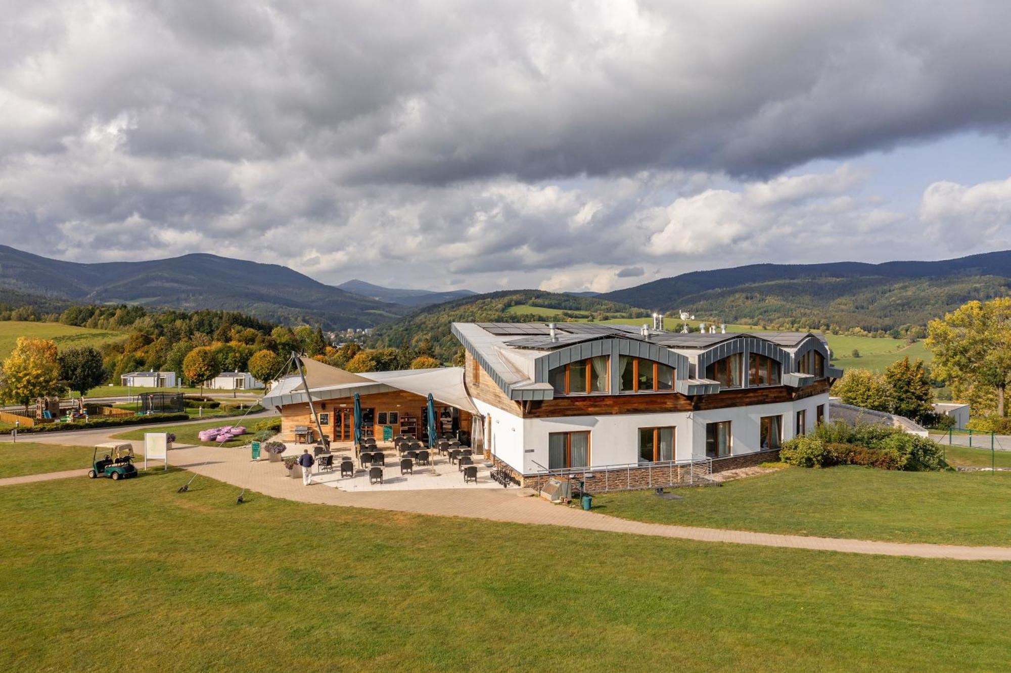 Grund Resort Golf And Ski Mladé Buky Εξωτερικό φωτογραφία